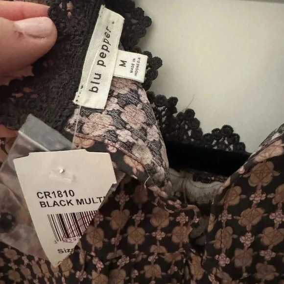 BLU PEPPER NWT BLOUSE Size M - Picture 4 of 5